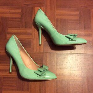 Betsey Johnson mint bow pointed toe pump